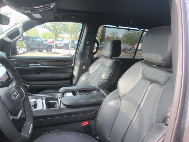 2024 Jeep Wagoneer 4WD photo