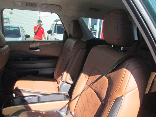 2025 Nissan Pathfinder Platinum 4WD photo
