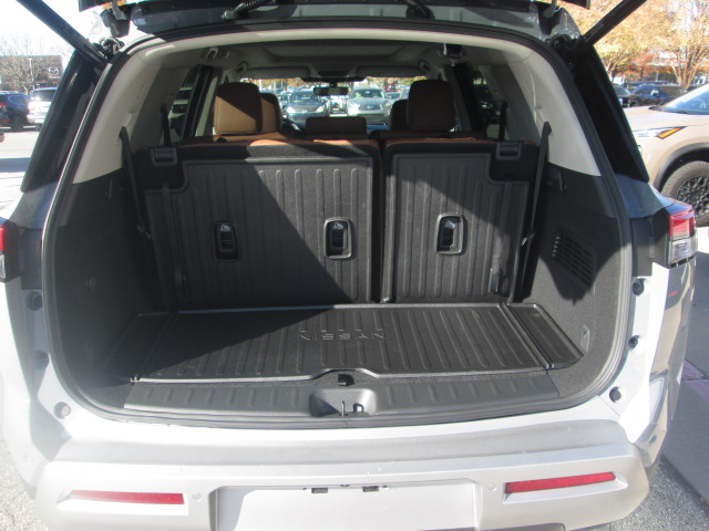 2025 Nissan Pathfinder Platinum 4WD photo