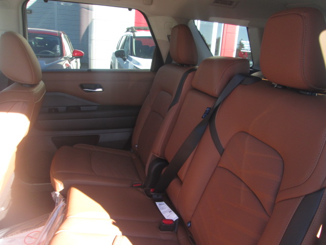 2025 Nissan Pathfinder Platinum 4WD photo