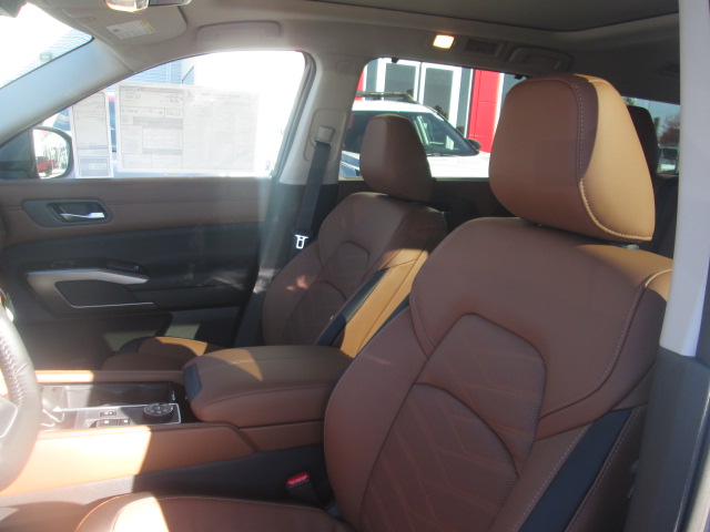 2025 Nissan Pathfinder Platinum 4WD photo