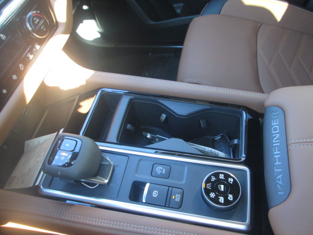 2025 Nissan Pathfinder Platinum 4WD photo