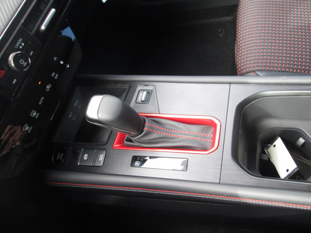 2025 Nissan Kicks SR AWD photo