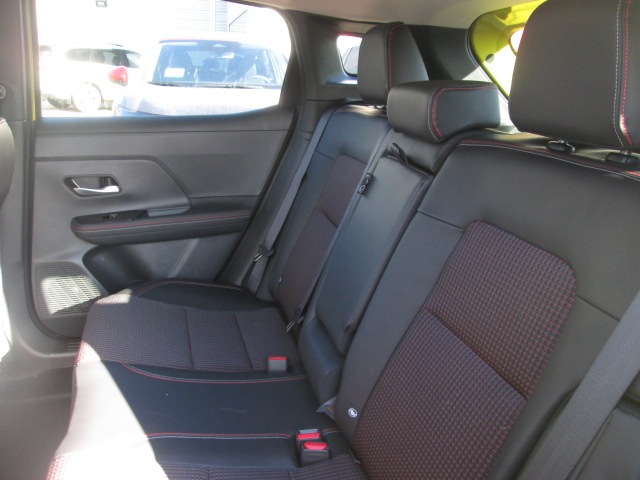 2025 Nissan Kicks SR AWD photo