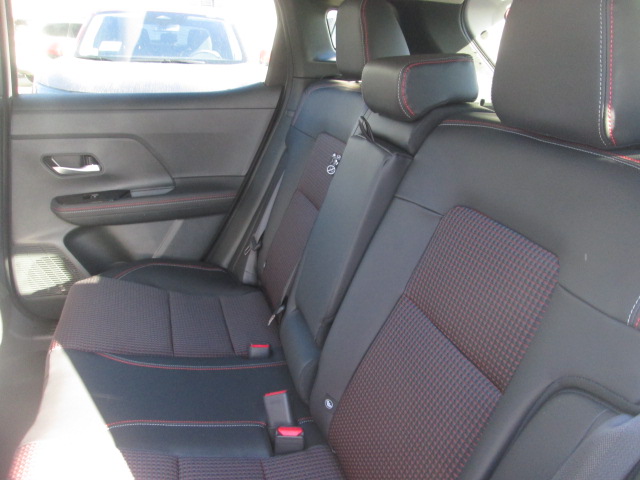2025 Nissan Kicks SR AWD photo