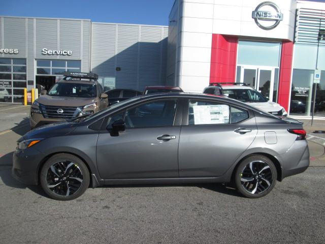 2025 Nissan Versa SR photo