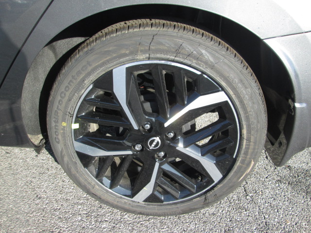 2025 Nissan Versa SR photo