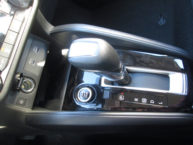 2025 Nissan Versa SR photo