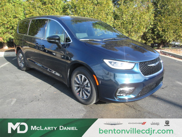 2025 Chrysler Pacifica Hybrid Select photo
