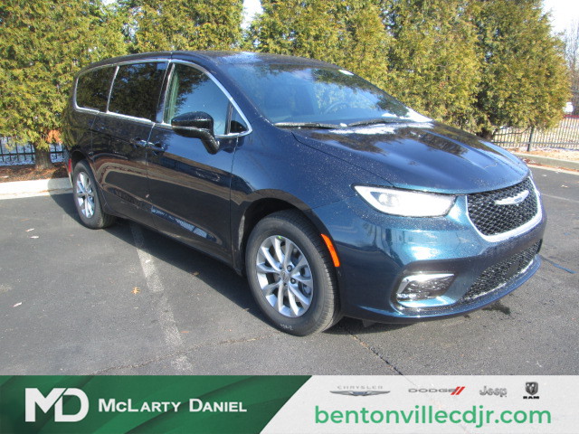 2025 Chrysler Pacifica Select photo