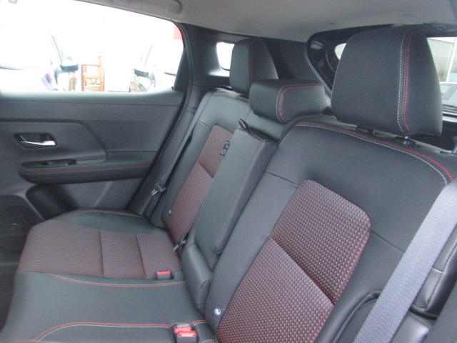 2025 Nissan Kicks SR FWD photo