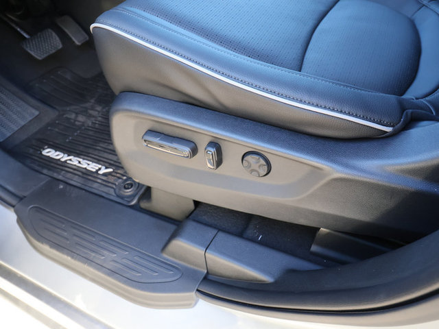 2025 Honda Odyssey Elite photo