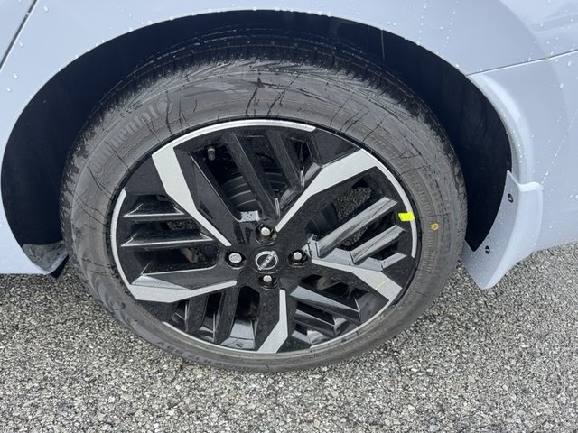 2025 Nissan Versa SR photo