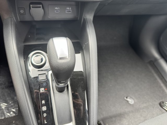 2025 Nissan Versa SR photo