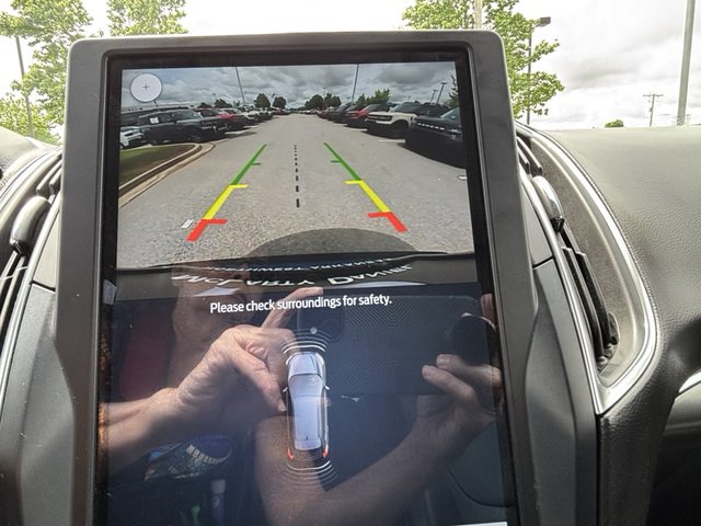 2022 Ford Edge Titanium AWD photo