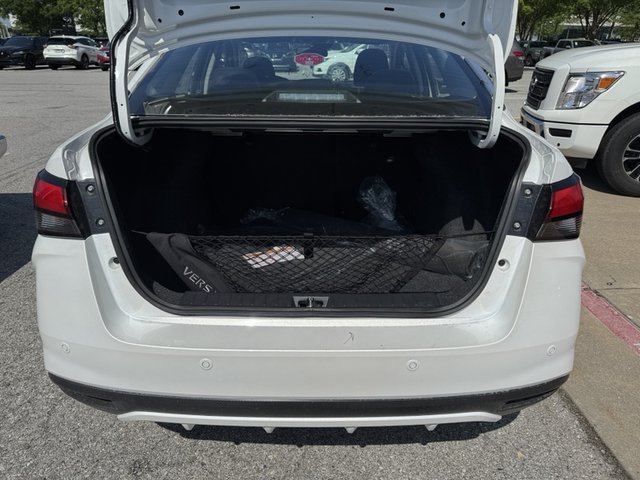 2025 Nissan Versa SR photo