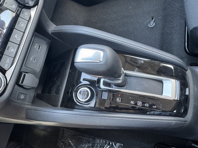 2025 Nissan Versa SR photo