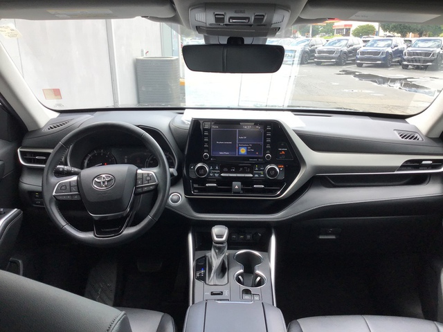 2021 Toyota Highlander XLE AWD photo