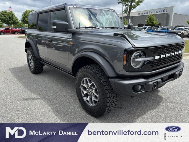The 2025 Ford Bronco Badlands 4Dr Adv 4WD photos