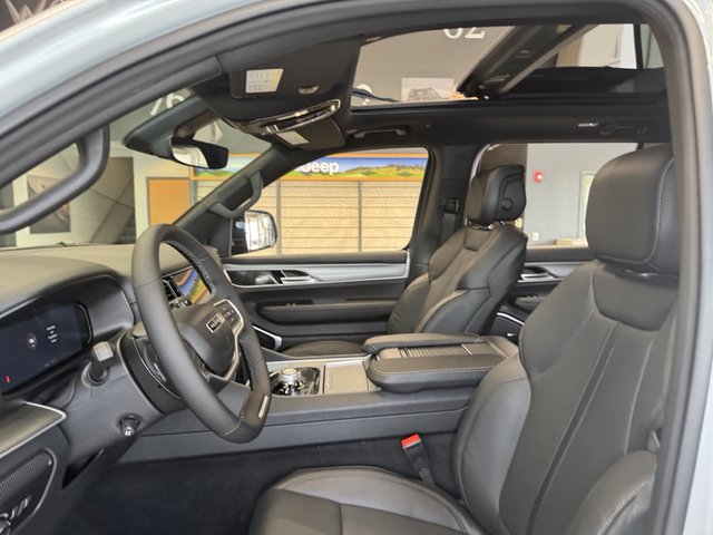 2025 Jeep Wagoneer 4WD photo