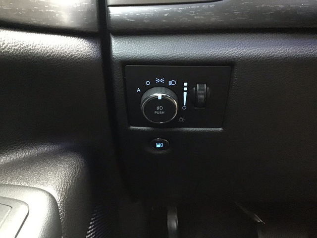 2018 Jeep Grand Cherokee Laredo 2WD photo