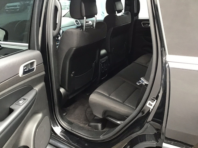 2018 Jeep Grand Cherokee Laredo 2WD photo