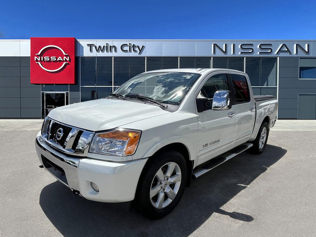 The 2013 Nissan Titan SV photos