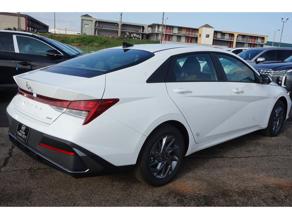 2024 Hyundai Elantra Hybrid Blue 4