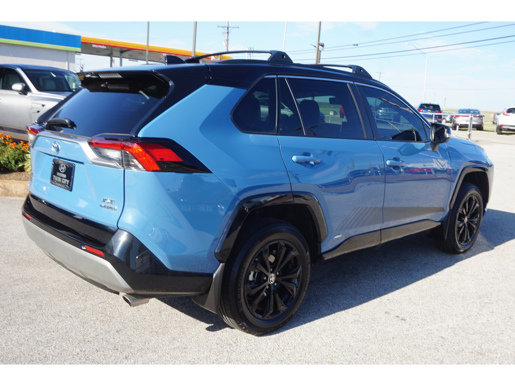 2022 Toyota RAV4 Hybrid XSE AWD 4