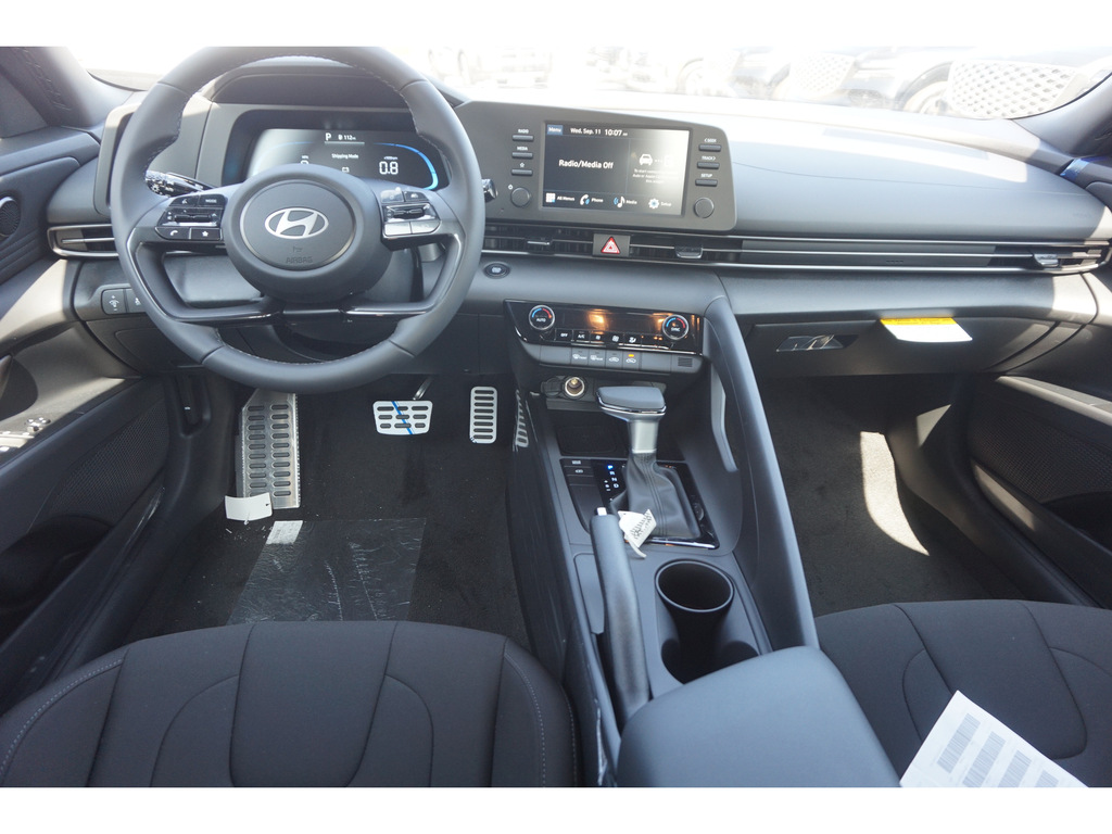 2025 Hyundai Elantra SEL Convenience 16