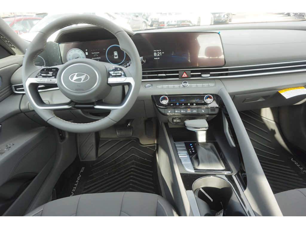 2025 Hyundai Elantra SEL Convenience 16